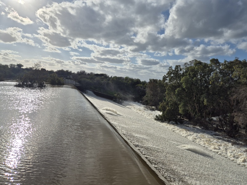 גלישה במאגר שקמה.jpg