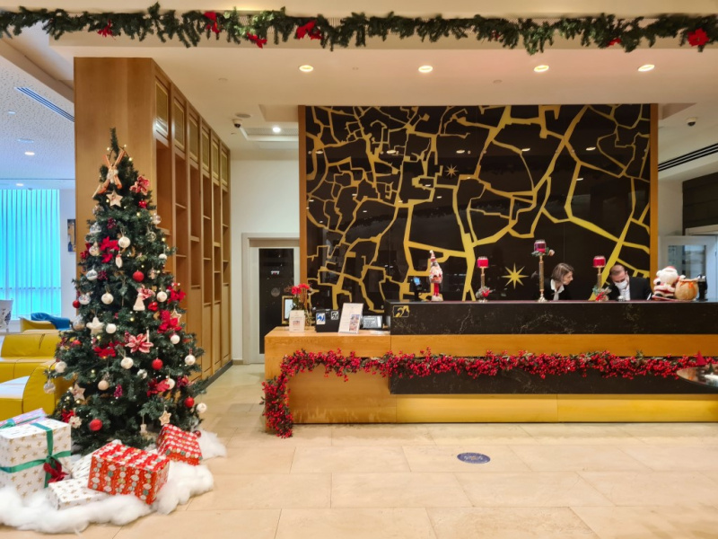 קובץ:לובי בית המלון לגאסי נצרת מקושט חג המולד1.jpg